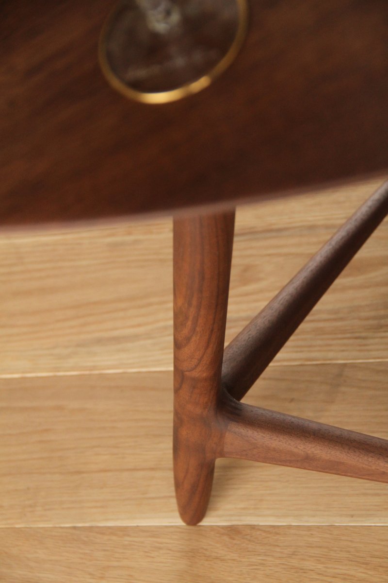Table d'appoint en métal plaqué bois