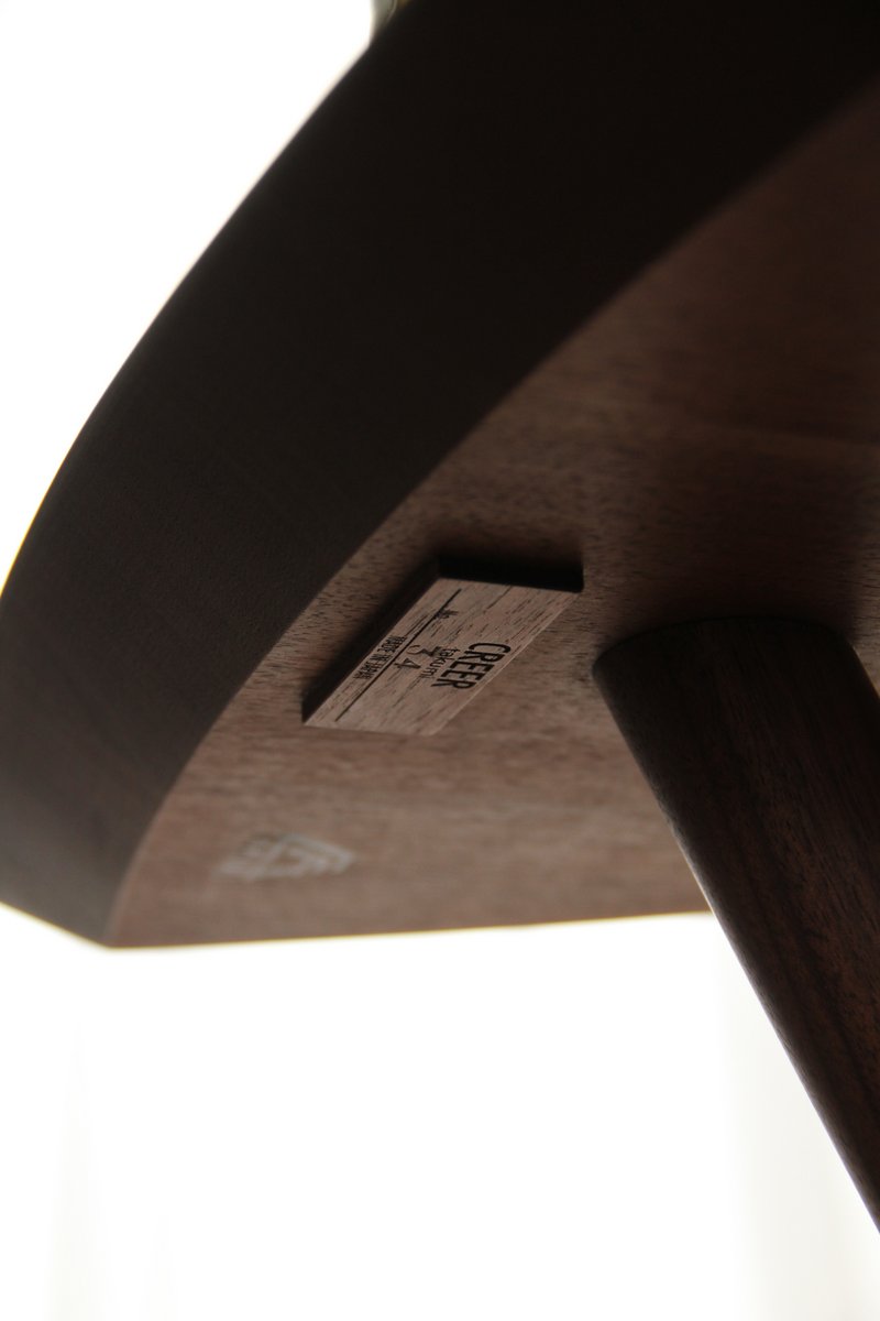 Table d'appoint en métal plaqué bois