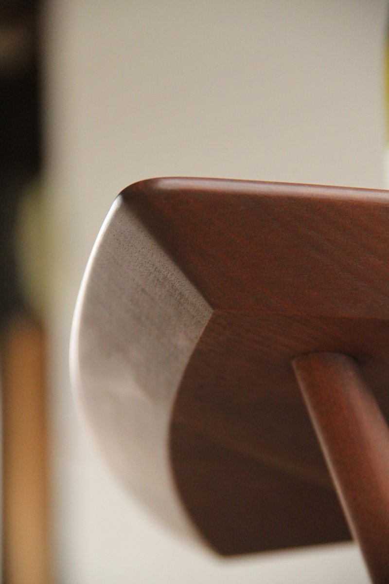 Table d'appoint en métal plaqué bois