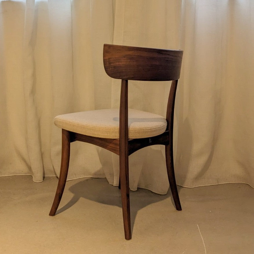 Tiroirs de chaise de salle à manger rembourrée en noyer massif