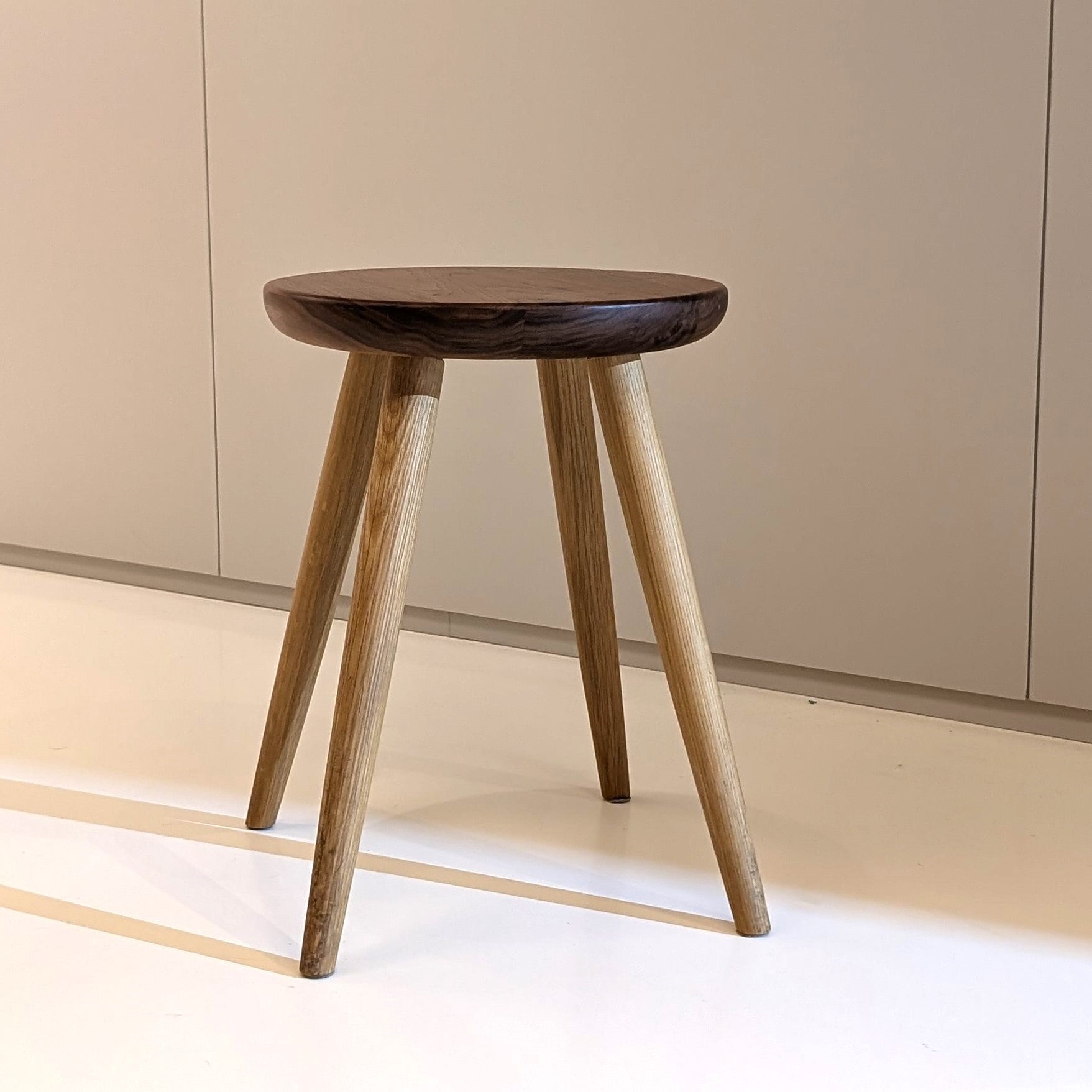 Tabouret rembourré en bois massif