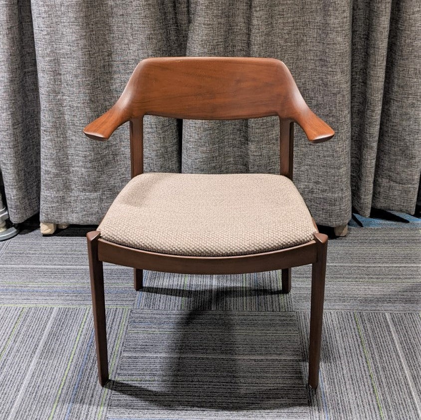 Chaise d'appoint rembourrée en bois massif